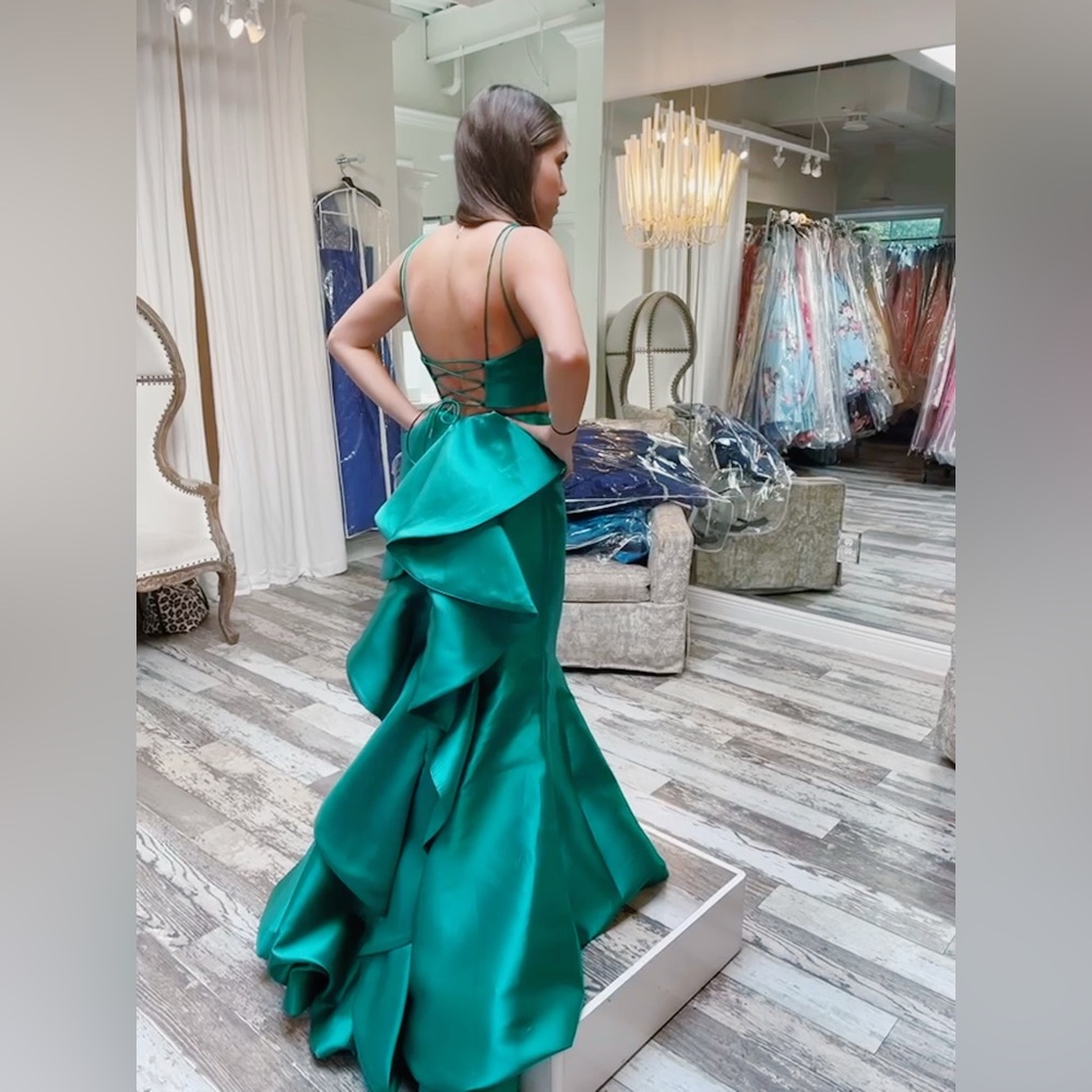 SHERRI HILL! green Sherri Hill two piece dress set!